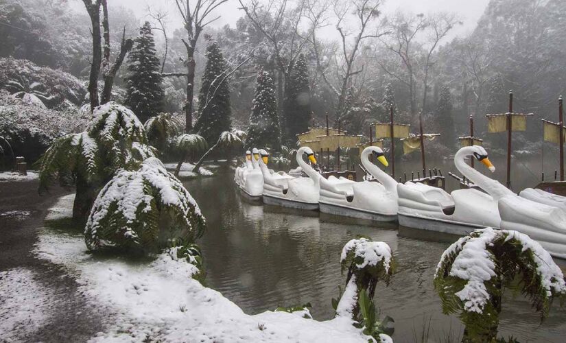 Gramado é uma das opções de destinos no inverno do Brasil. Na foto, o Lago Negro em um dia de neve