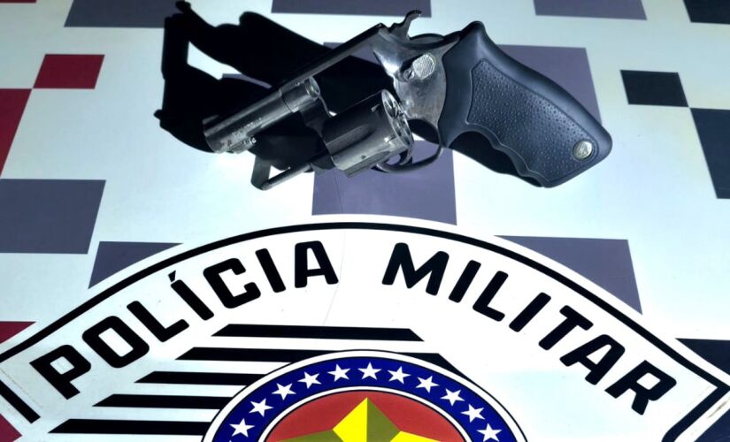 Arma foi encontrada dentro de estabelecimento comercial