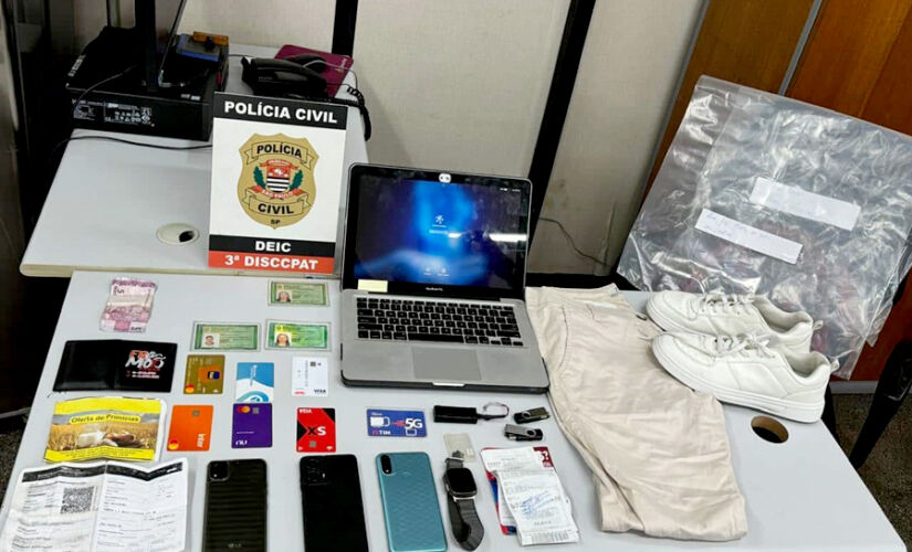 No local, os policiais apreenderam um cartão de crédito, uma calça, um relógio, um equipamento eletrônico, um celular e um notebook