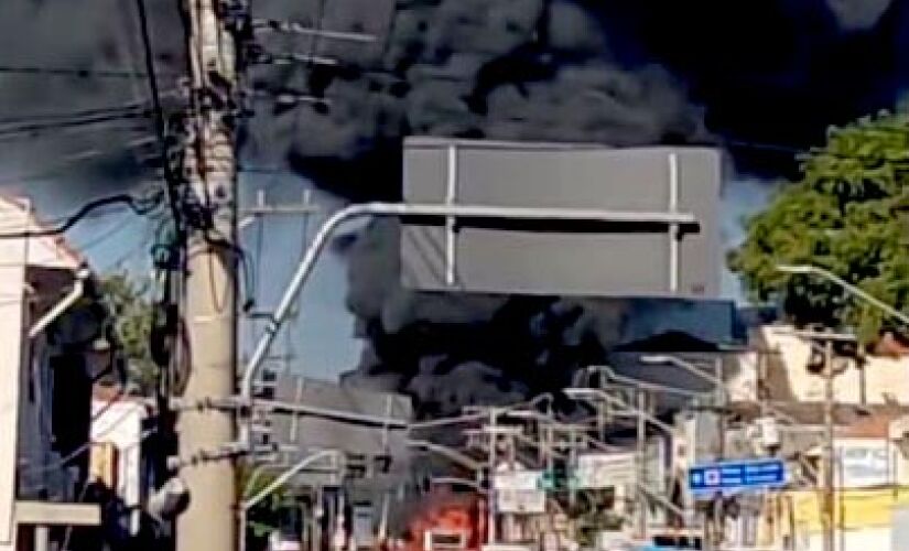 Uma pane elétrica causou o incêndio em um ônibus na manhã desta terça-feira em São Paulo