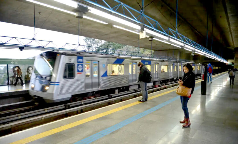 A primeira linha de metrô construída em São Paulo foi a atual Linha 1-Azul do Metrô, chamada originalmente de Linha Norte-Sul