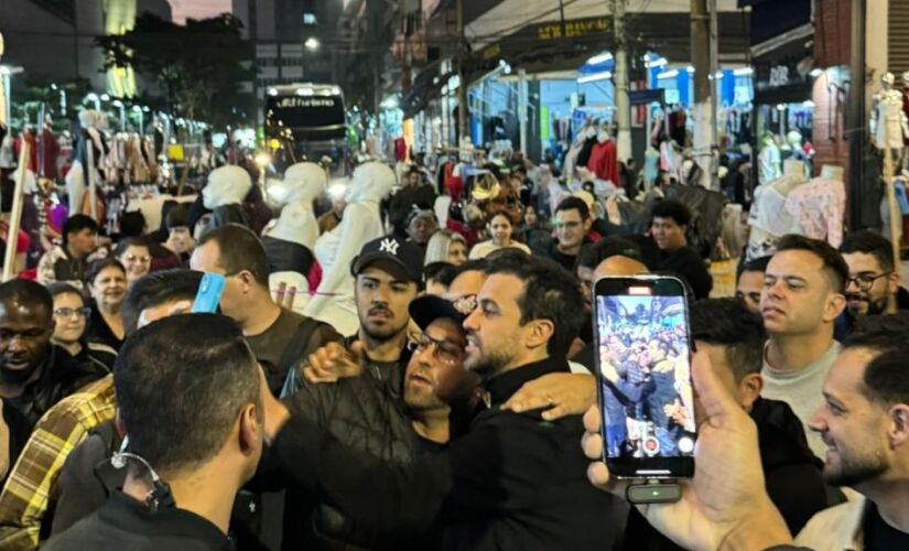 O pré-candidato Pablo Marçal visitou a Feira da Madrugada neste sábado