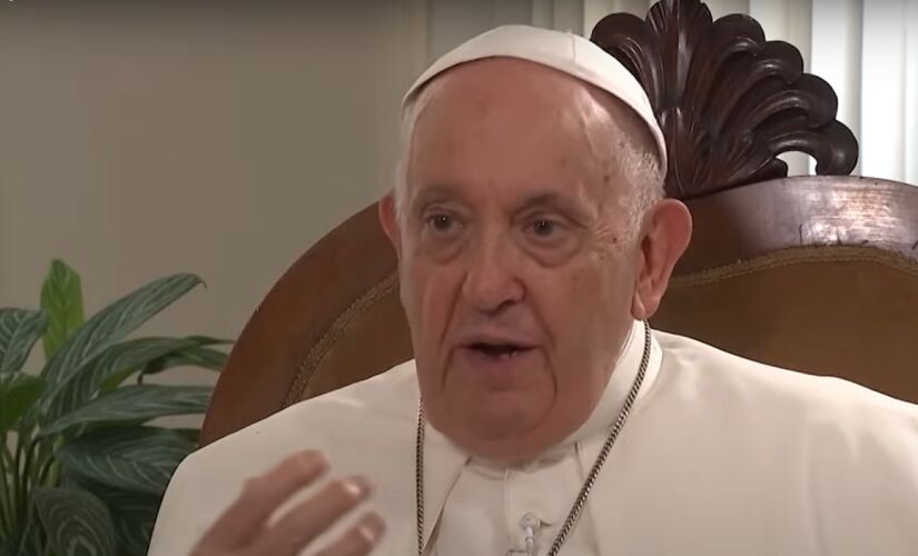 O papa Francisco pede oração para vítimas de queda de avião