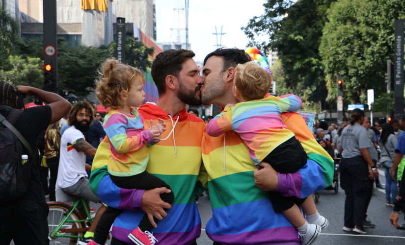 Pais com seus dois filhos na 28ª Parada do Orgulho LGBT+