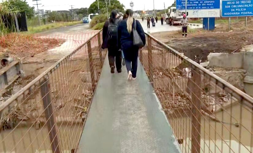 Passarela provisória é colocada para pedestres após ponte ceder com chuvas em Guarulhos, na Grande SP