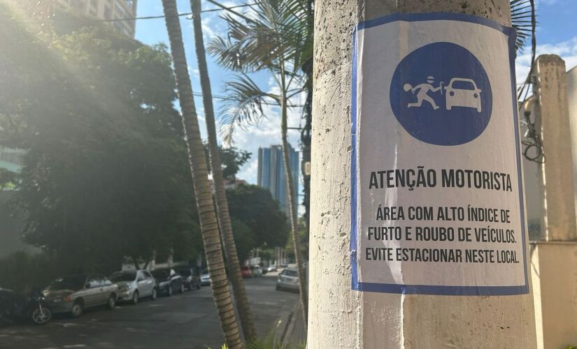 Aviso afixado em poste da rua Dr. Costa Júnior, na região de Perdizes