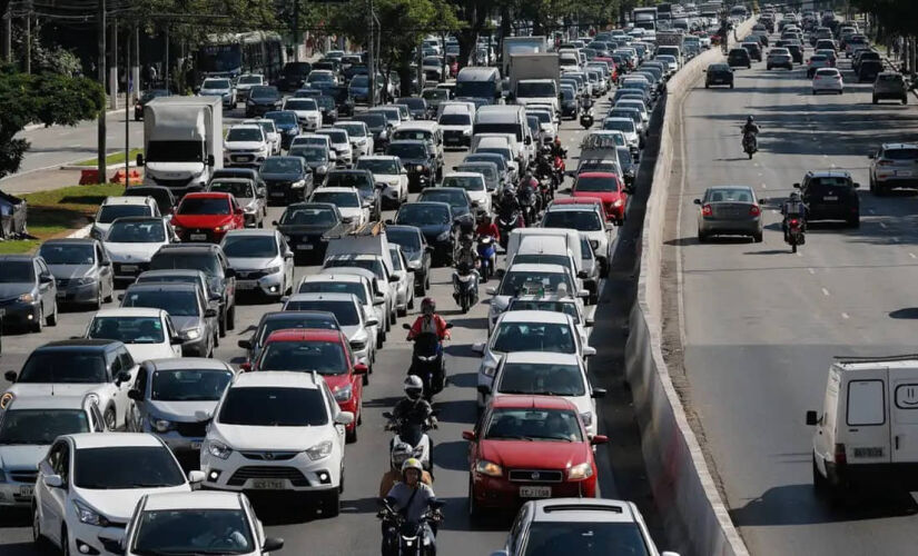 Congestionamento pode chegar a meia hora de atraso nesta segunda-feira (22)