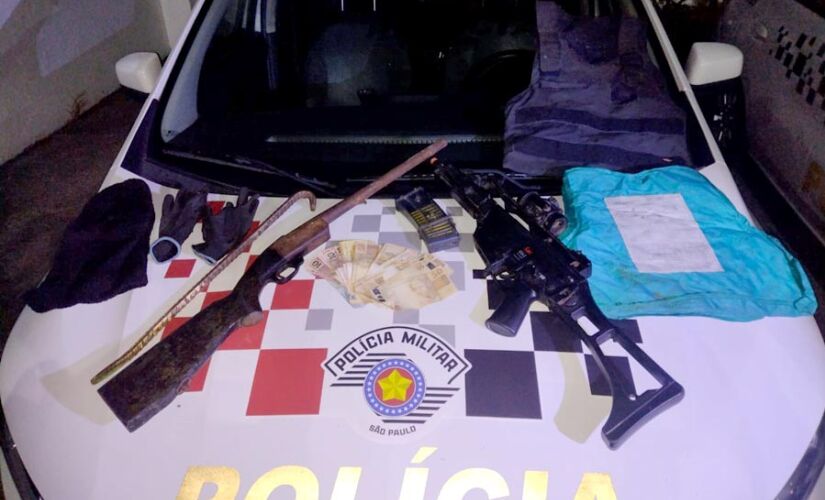 A Polícia Civil apreendeu com os assaltantes uma espingarda, um pé de cabra e uma arma de airsoft