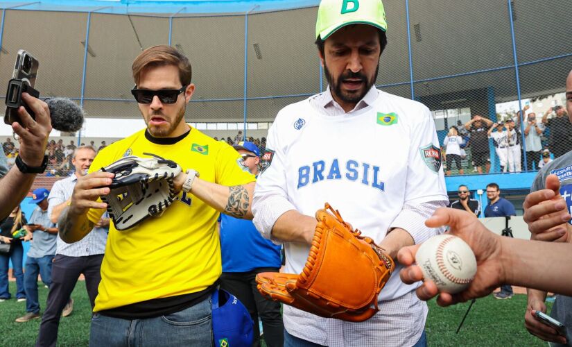 Ricardo Nunes e Felipe Becari durante reinauguração do estádio de beisebol