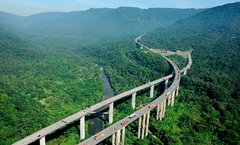 A pista norte da via Anchieta está bloqueada no trecho de serra por conta de acidente