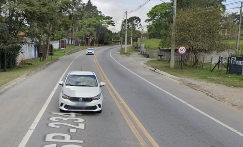 Um carro bateu em um poste na rodovia Prefeito Bento Rodes Domingues, em Itapecerica da Serra