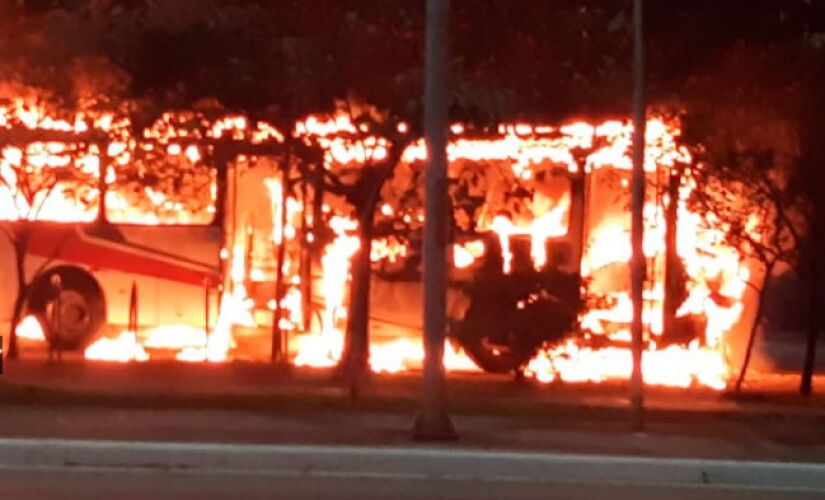 Na manhã desta terça-feira (4), um ônibus da Viação Fervima, pegou fogo na divisa entre Taboão da Serra e São Paulo e deixou o trânsito caótico