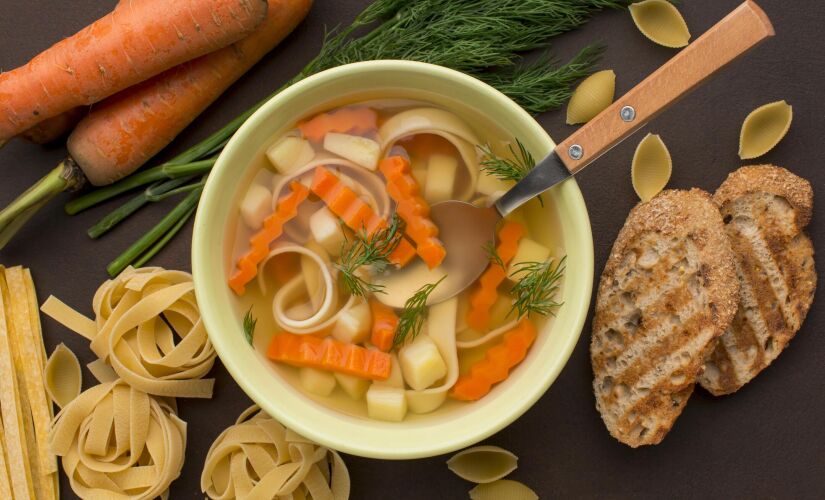 Aprenda a fazer uma sopa de legumes com macarrão 