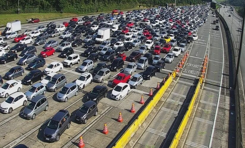 Acidente congestiona a Rodovia dos Imigrantes em sentido ao Litoral