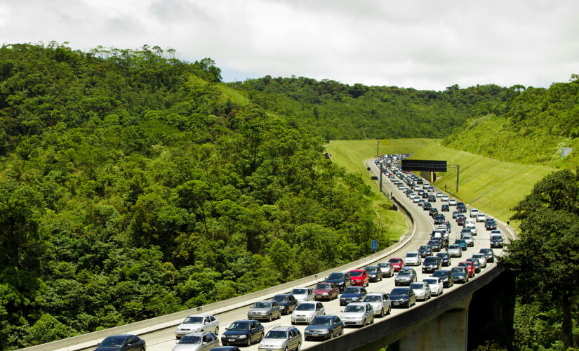 A concessionária Ecovias estima que aproximadamente 364 mil veículos descerão a serra 