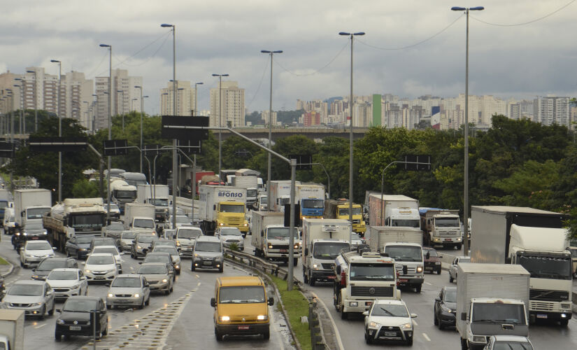 Marginal Tietê tem trânsito complicado