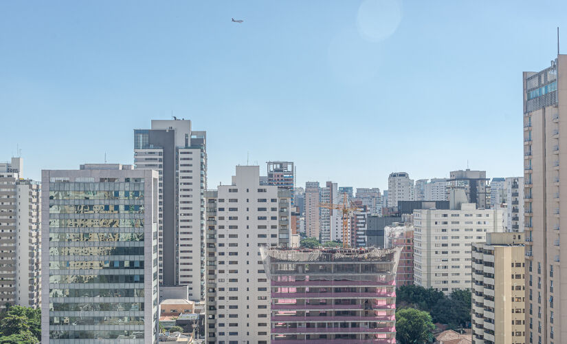 Na segunda-feira (24) ainda faz calor e tempo firme ao longo do dia