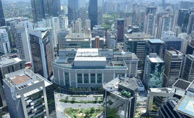 Vista aérea de shopping na Vila Olímpia na Capital Paulista