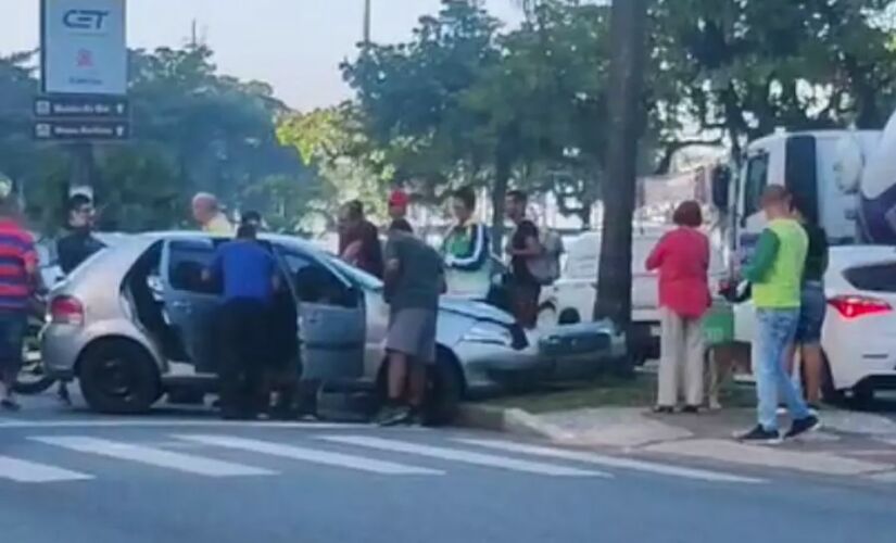 O acidente aconteceu na avenida Vicente de Carvalho, no bairro Boqueirão