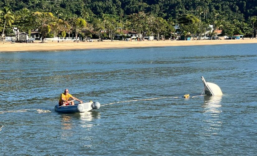 Embarcação afundando na praia das Cigarras, em São Sebastião