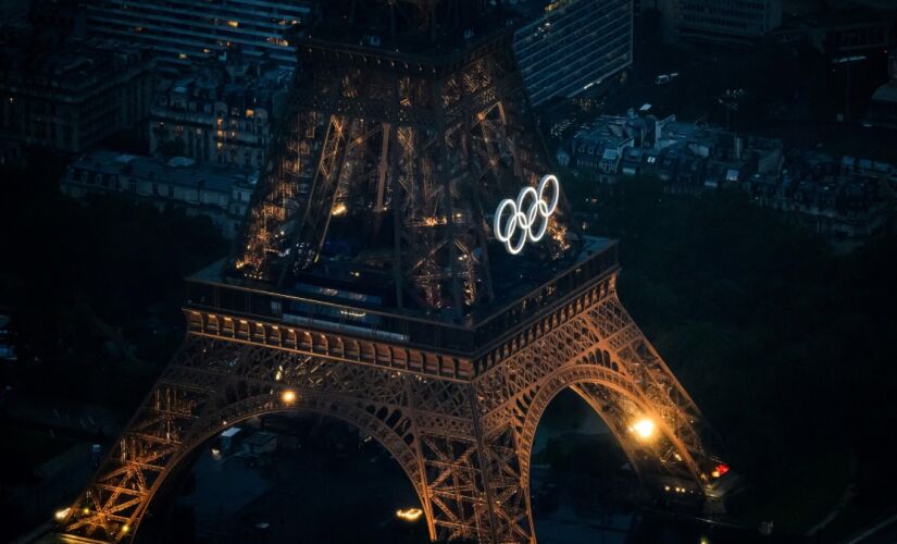 Torre Eiffel decorada com os anéis olímpicos