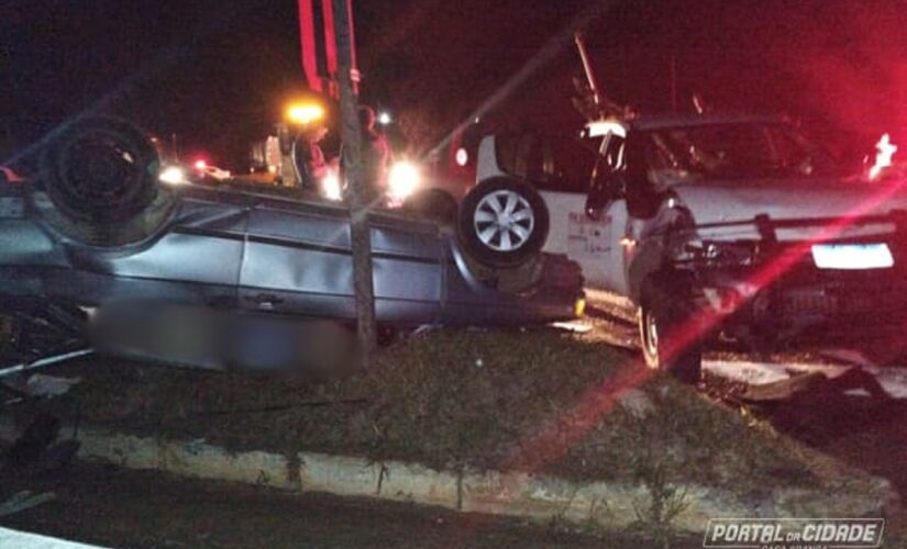 Veículo foi arrastado e capotou antes de parar em canteiro