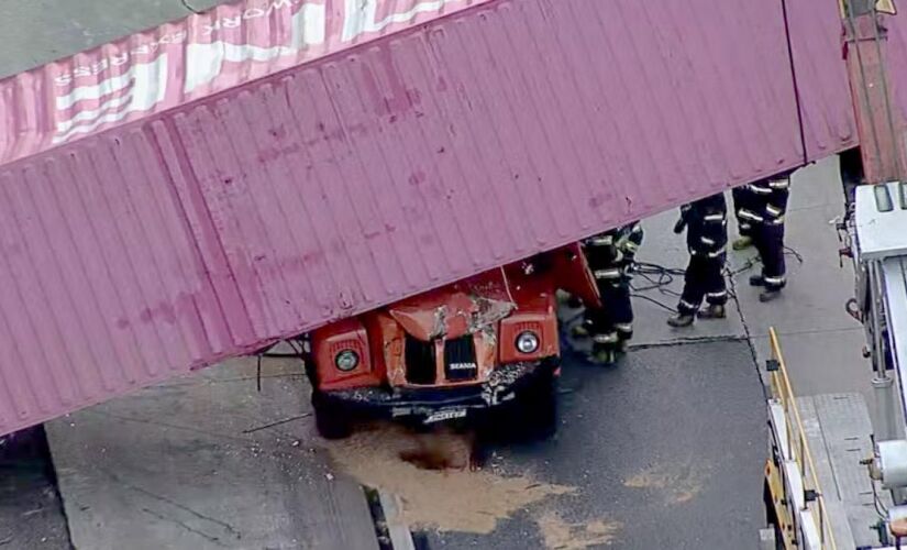 No fim da tarde desta sexta-feira (26/7) um acidente envolvendo três carretas deixou uma pessoa morta na pista externa do Rodoanel, na altura do km 49