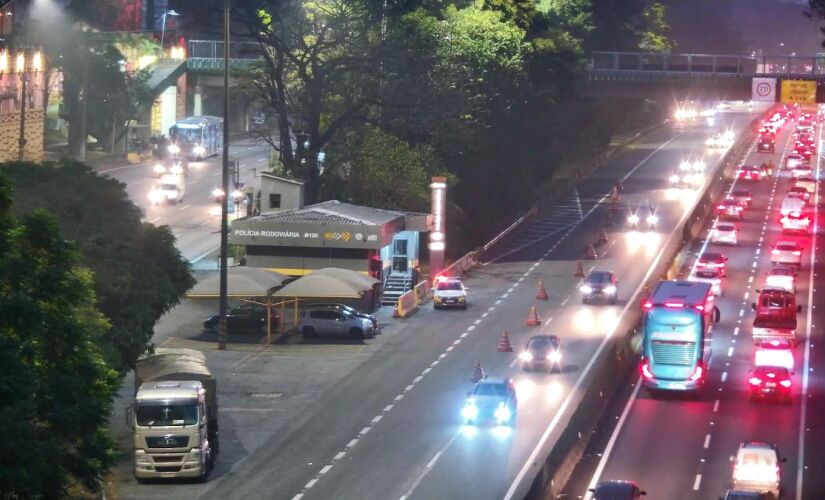 Anchieta Pista norte congestionada pelo alto excesso de veículos