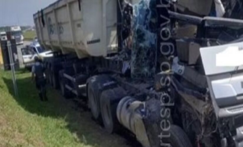 Duas carretas bateram em rodovia em Itu, no interior de SP