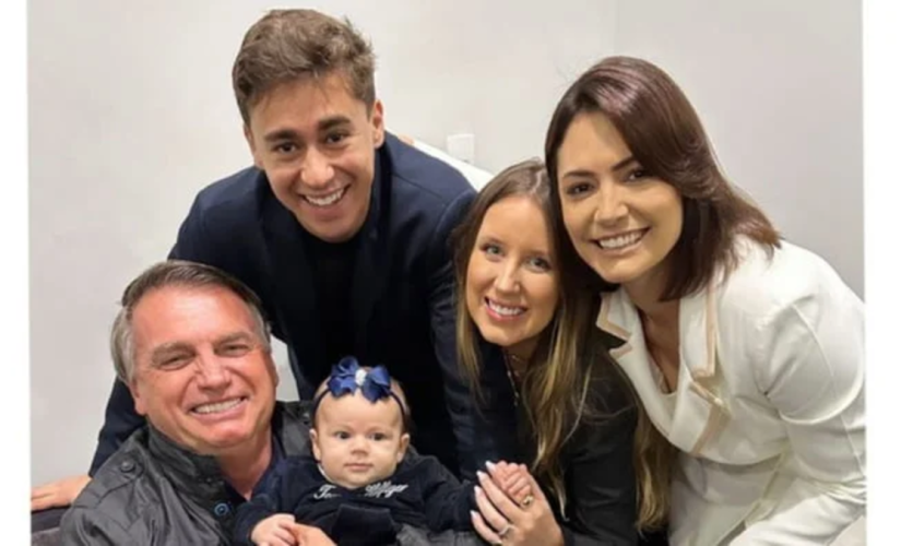 O ex-presidente Jair Bolsonaro (PL) apareceu em foto segurando a filha do deputado federal Nikolas Ferreira (PL-MG)