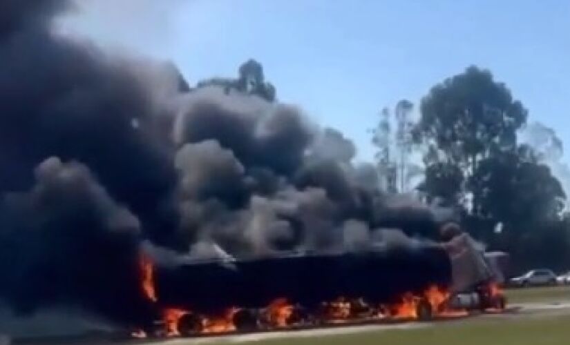 Carreta pegou fogo após colidir na traseira de outra na Castelo Branco