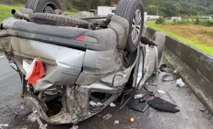 O carro saiu da pista e acabou colidindo contra um barranco que fica no canteiro central da pista e capotou