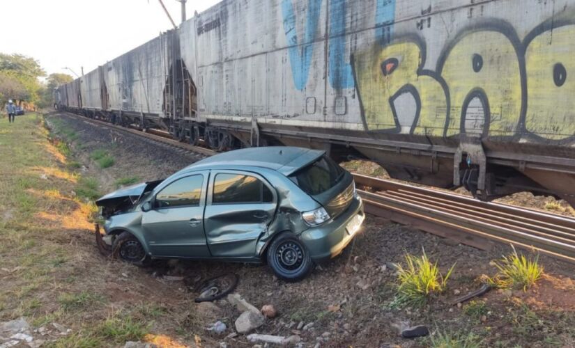 Carro foi atingido e arrastado por cerca de 100 metros pelo trem