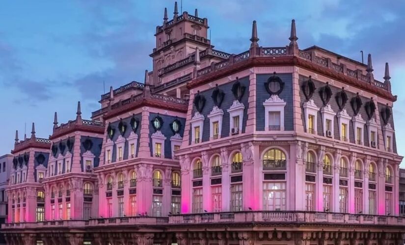 Vista do Edifício Martinelli, em São Paulo, iluminado ao entardecer. As janelas superiores foram retiradas dos navios da empresa de navegação de Giuseppe Martinelli, refletindo sua ligação com a indústria naval