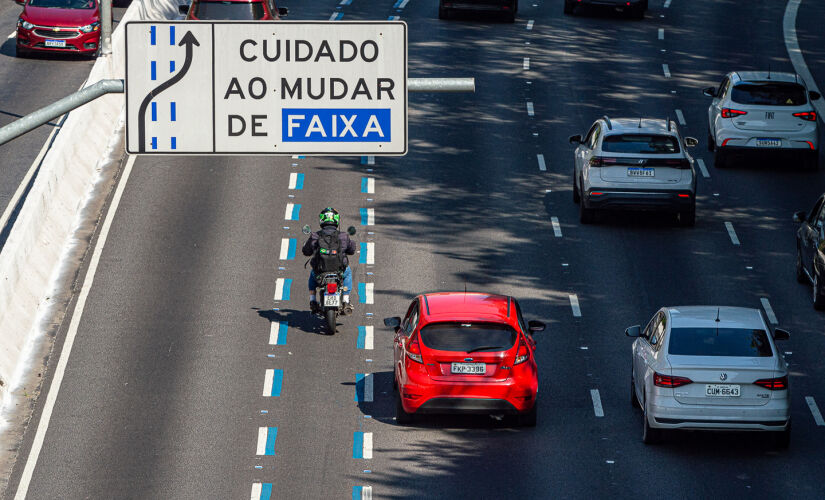 Faixa azul foi instalada pela primeira vez na avenida 23 de Maio, em janeiro de 2022