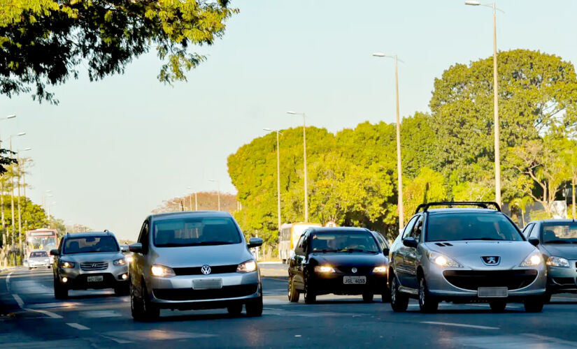 Antes, utilizar luz baixa de dia era obrigatório em todas as rodovias