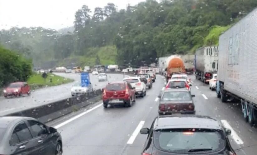 Trânsito carregado na rodovia Fernão Dias