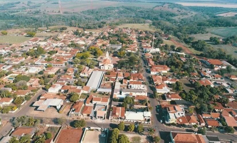 Gavião Peixoto, localizada a cerca de 300 quilômetros de São Paulo