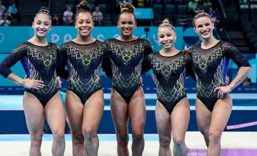 Equipe feminina de ginástica artística brasileira se encontra com crianças em parque de SP