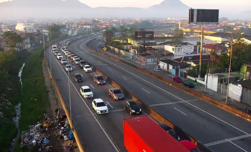 Imigrantes com trânsito lento na subida à Capital