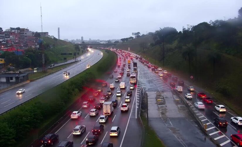 Imigrantes está congestionada nesta terça (30)