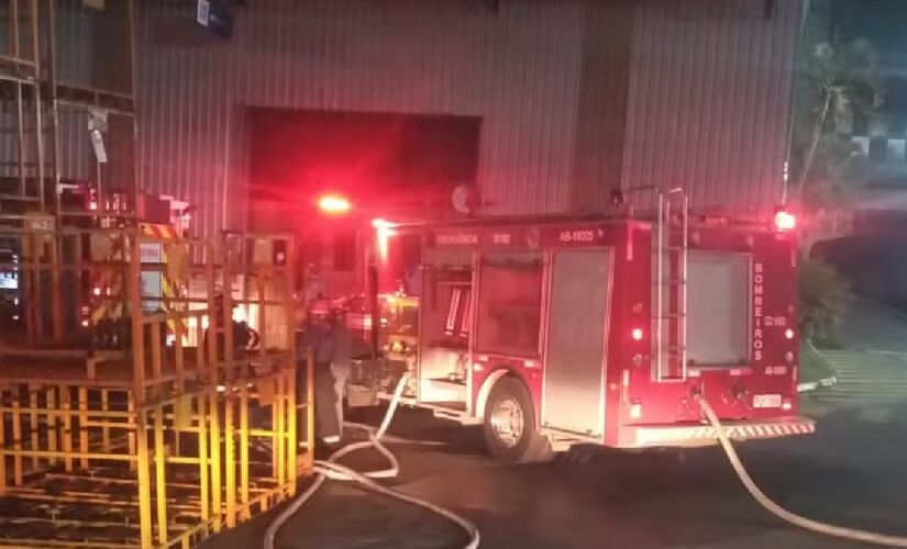 Corpo de Bombeiros atuou até às 7h para controlar as chamas na fábrica em Atibaia