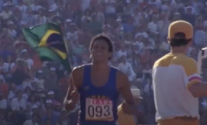 Joaquim Cruz celebrando o ouro após a prova nas Olimpíadas de Los Angeles, em 1982