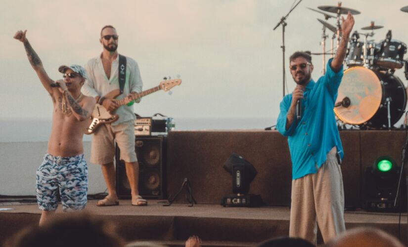 MC Hariel e Planta e Raiz durante a gravação da música em Fernando de Noronha