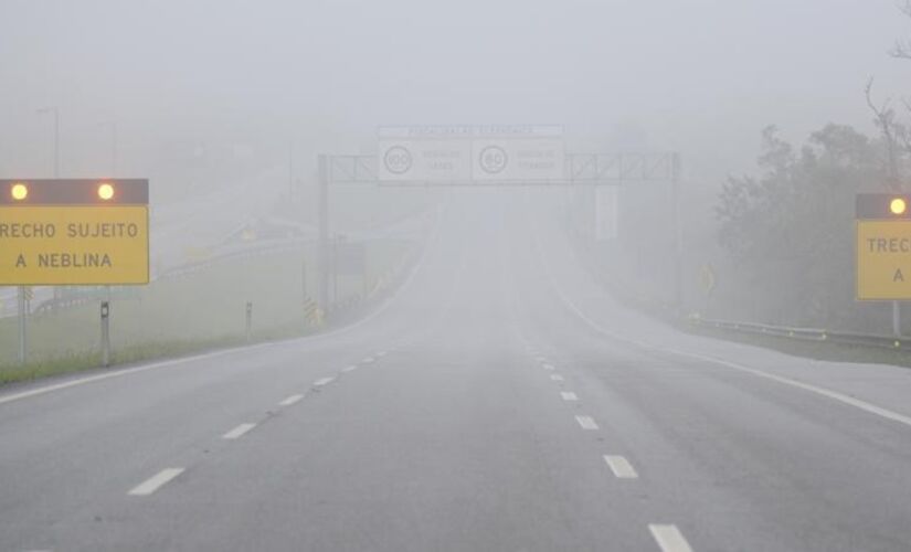 Estradas em direção ao Litoral tem neblina no topo da serra