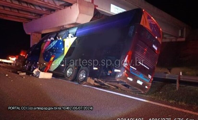 Ônibus bateu na pilastra após pane mecânica