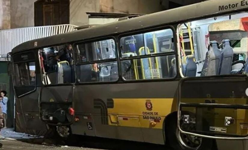 Após ser baleado, o condutor perdeu o controle do ônibus e bateu em duas casas na zona leste de SP