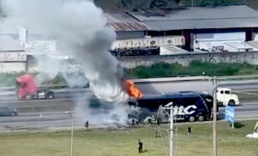 Ônibus de turismo pega fogo na rodovia Régis Bittencourt, em Embu das Artes, na Grande SP