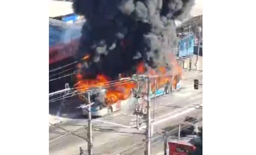 Ônibus pegou fogo na Avenida Interlagos