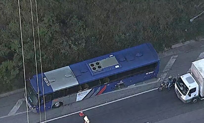 Ônibus perdeu uma das rodas e causou engavetamento nesta terça (23)